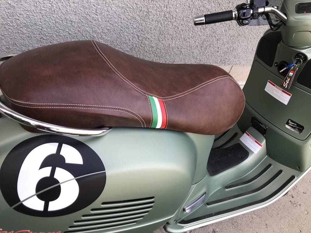 Vespa Eurogel Sei Giorni whiskey brown seat cover with Italian stripes, side view